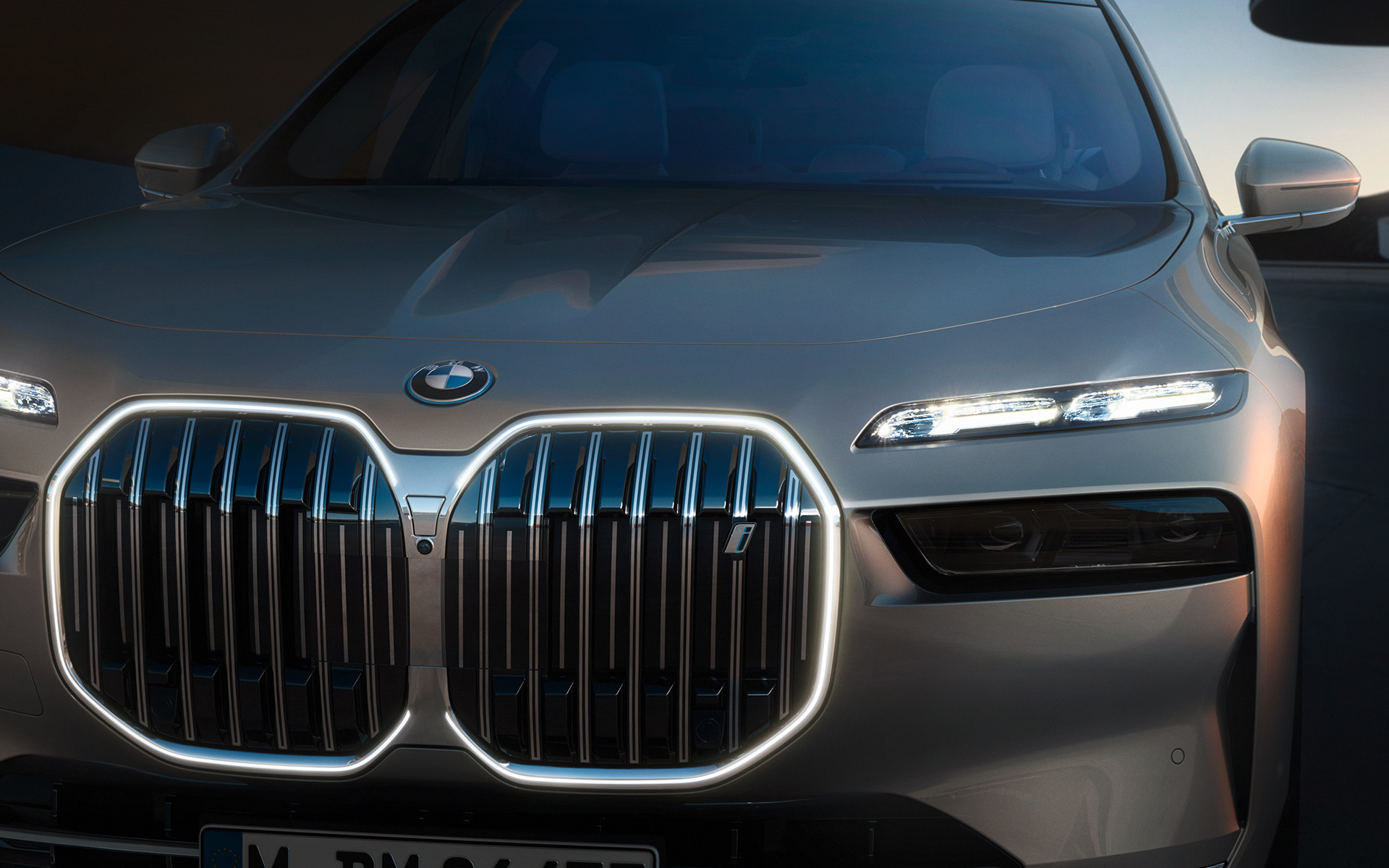 Exteriorul unui BMW i7 Sedan G70 cu grila frontală BMW Iconic Glow pornită