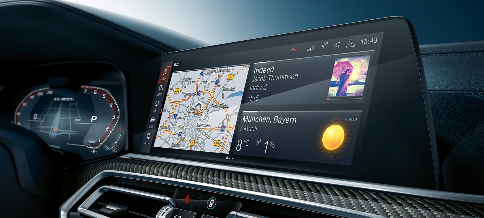 Imagine din habitaclul BMW X6 cu Head-Up Display.